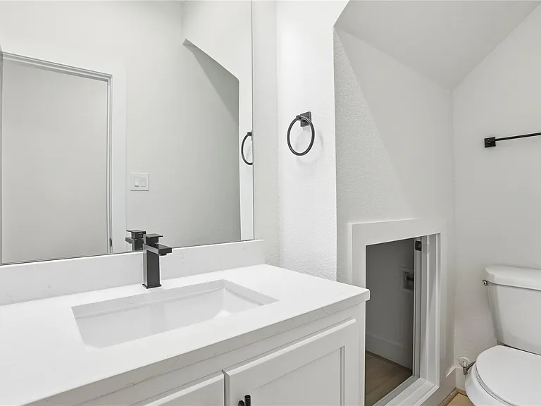 712 Delano St #A — Photo 3