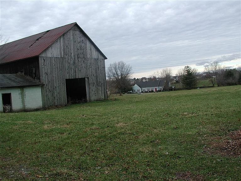 2nd image of 102 Lakeview Dr