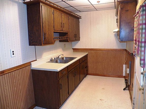 KITCHEN  W/ WASHER  HOOK-UP