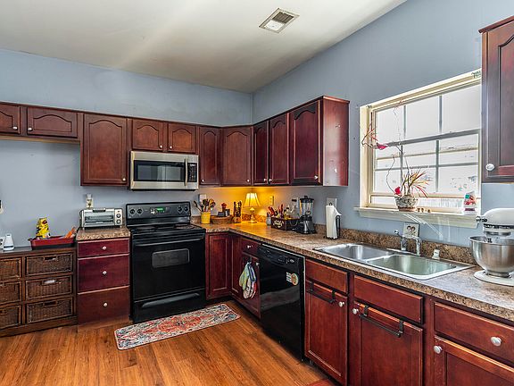 5th image of 122 Lowell Ct