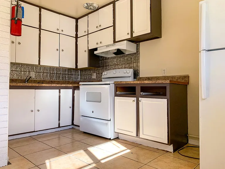 Spacious 2 Bedroom Apartment with Fireplace — Photo 16