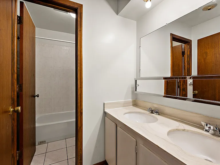 Kings Manor Apartments — Photo 19
