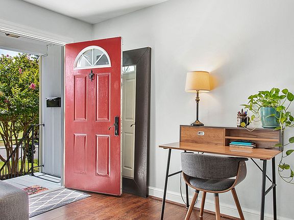 5th image of 515 W 22nd St