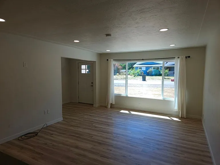 3994 Crestview Dr S — Photo 5