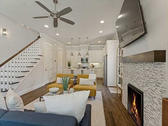 4th image of 420 Crockett Cir