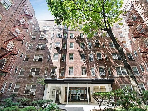 2nd image of 920 E 17th St APT 122