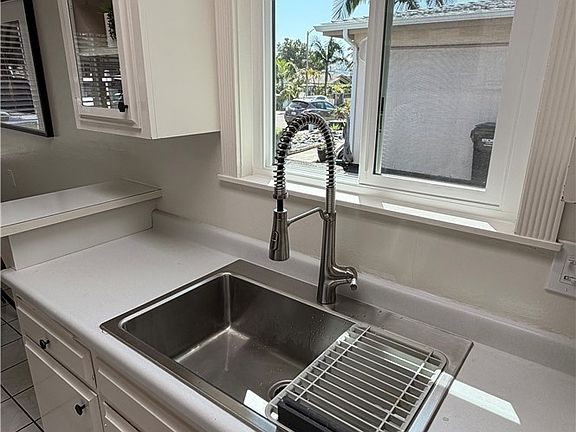 5th image of 262 Coneflower St