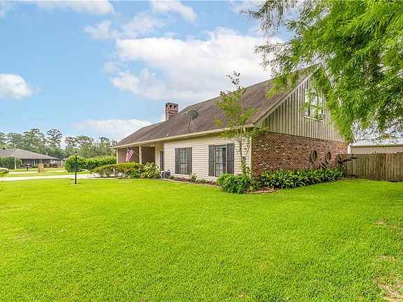 3rd image of 300 Lake Crescent Cir