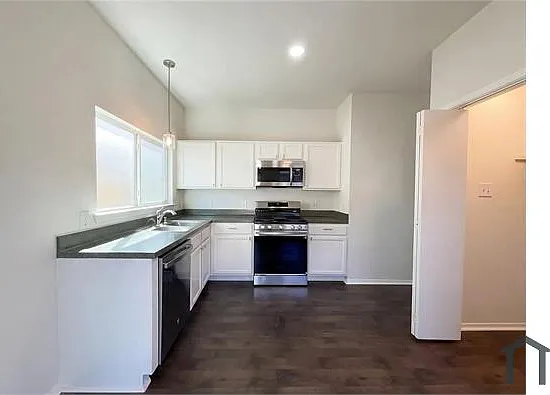 4 bed, 1638 sqft, $2,250 — Photo 2