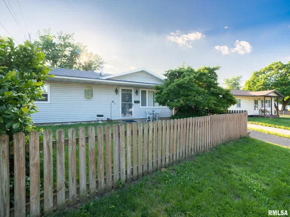 1619 N 16th St, Pekin, IL 61554