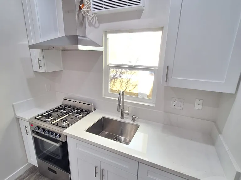 400 Occidental — Photo 10