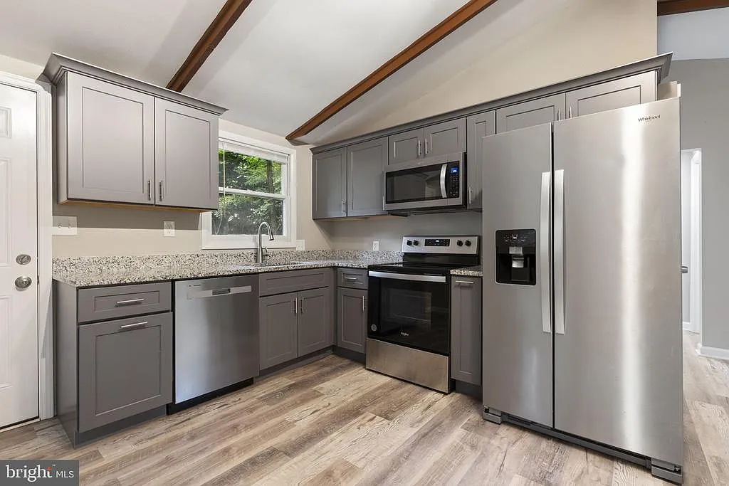 2 bed, 1.0 bath, 640 sqft, $1,800 — Photo 1