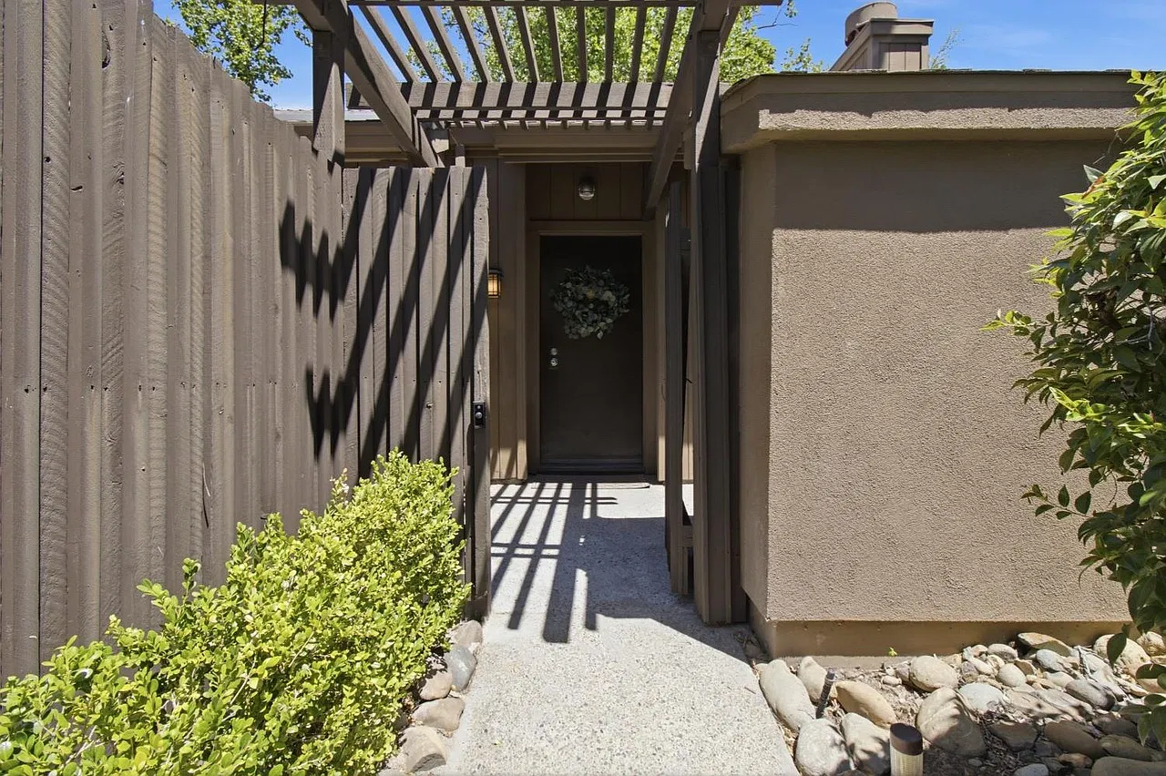 2 bed, 1099 sqft, $2,400 — Photo 1