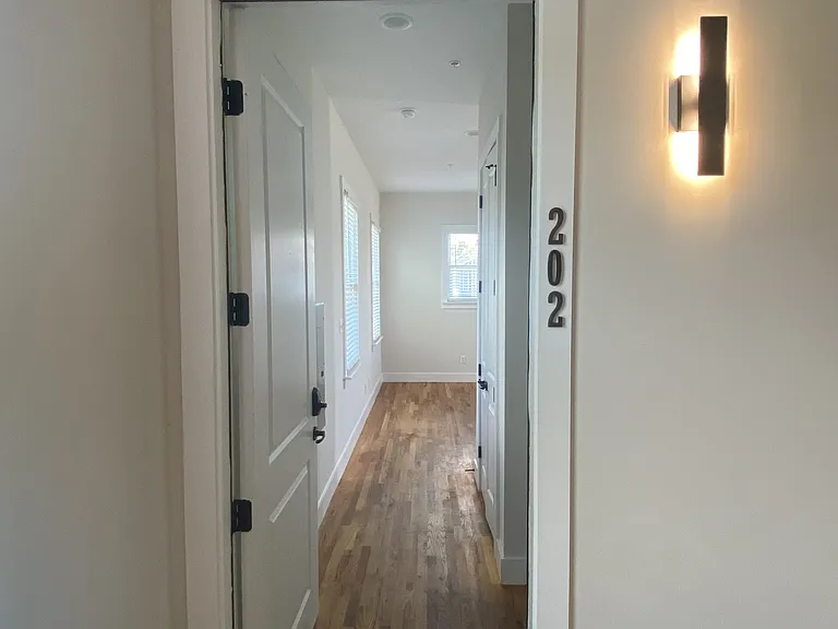 606 N Main St #202 — Photo 7