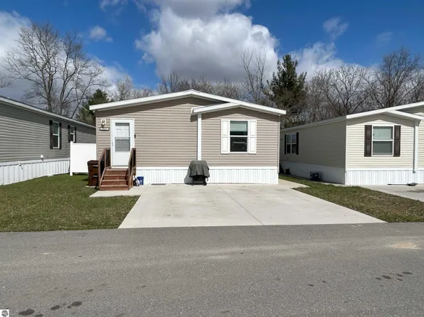 1035 Pebble Creek Dr, Mount Pleasant, MI 48858