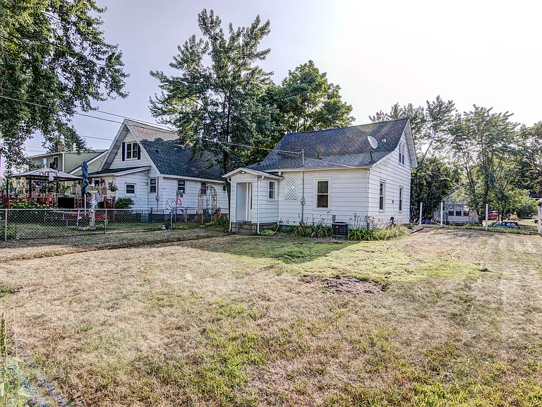 616 Davis Ave — Photo 2