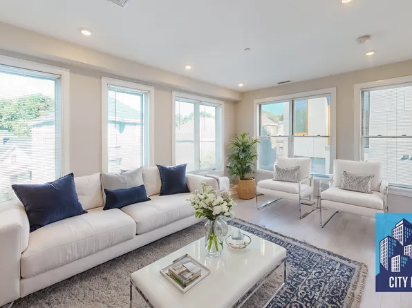 182 Green St #207, Jamaica Plain, MA 02130