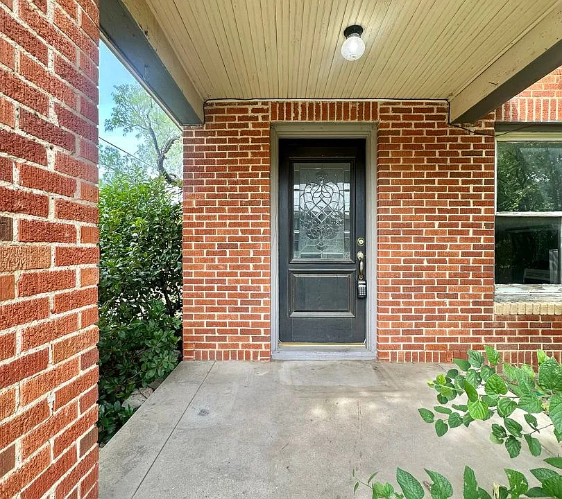 302 S Van Buren St