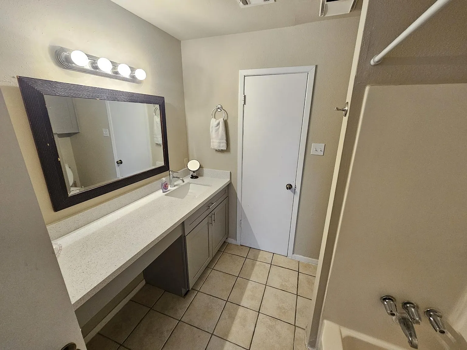 3 bed, 2.0 bath, 1400 sqft, $1,092 — Photo 3