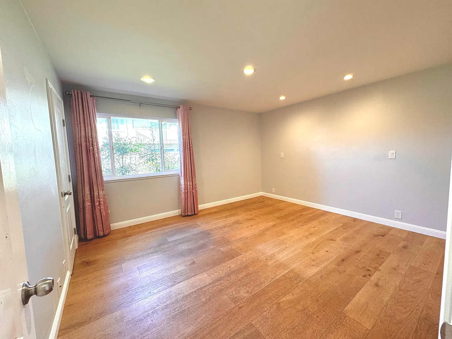 3 bed, 1370 sqft, $5,350 — Photo 4