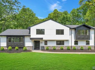 880 Briarwoods Rd, Franklin Lakes, NJ 07417