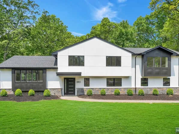 880 Briarwoods Rd, Franklin Lakes, NJ 07417