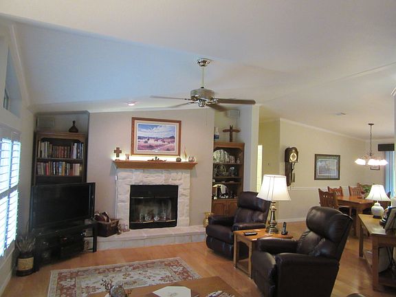 3rd image of 106 Yaupon Dr