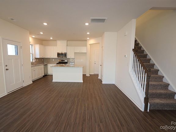 5th image of 7139 Bentz St