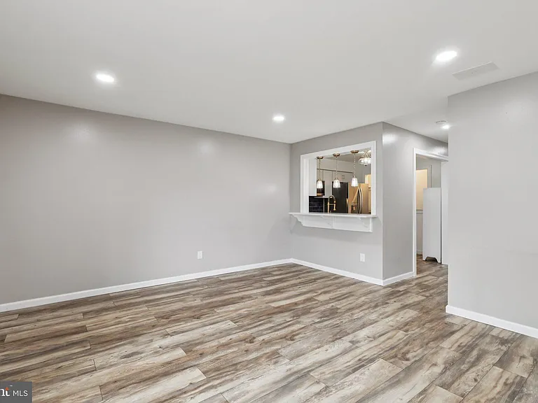 165 Wyndham Pl — Photo 9