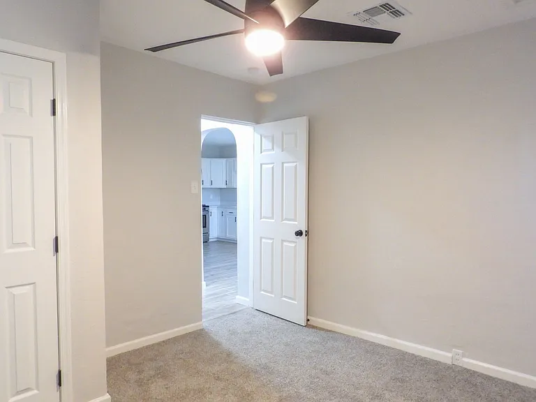 2639 N Fontana Ave — Photo 43