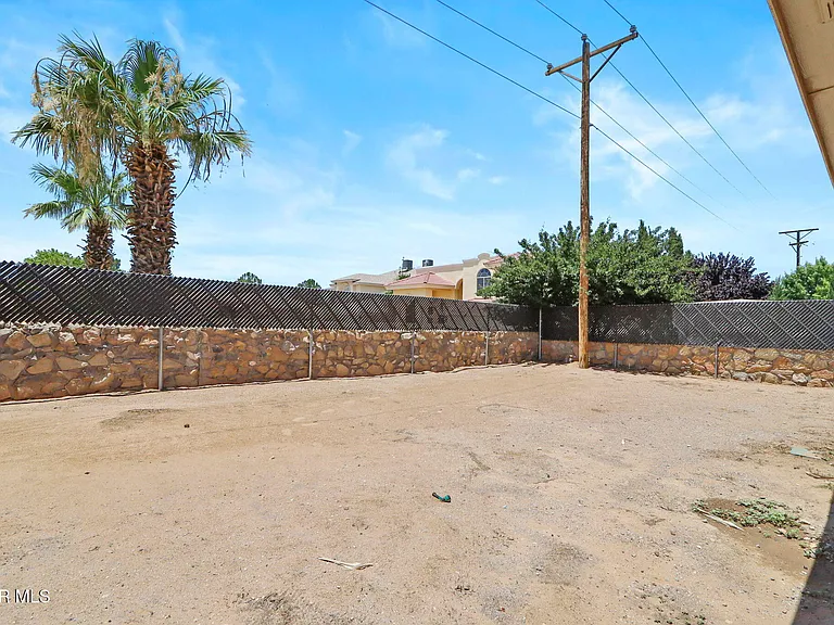 2057 Shreya St — Photo 39