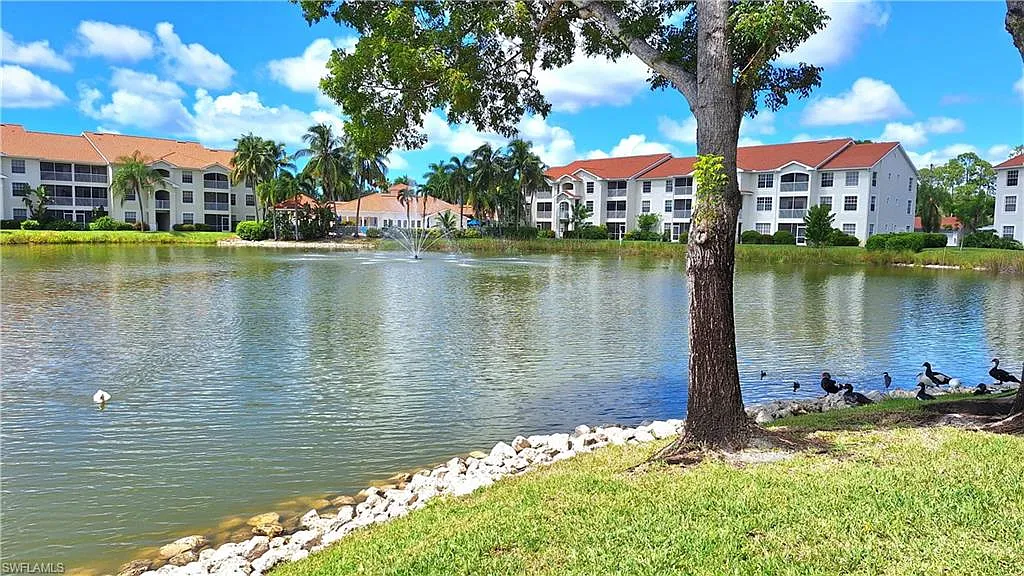 2 bed, 2.0 bath, 913 sqft, $2,350 — Photo 2