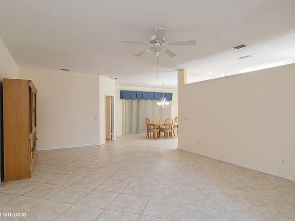 2nd image of 907 NW Sarria Ct