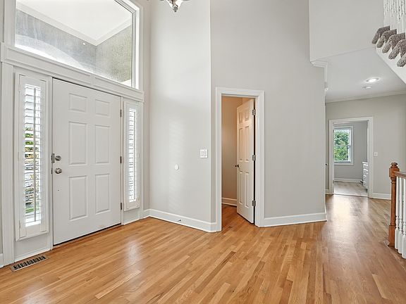 4th image of 15500 Canterbury St