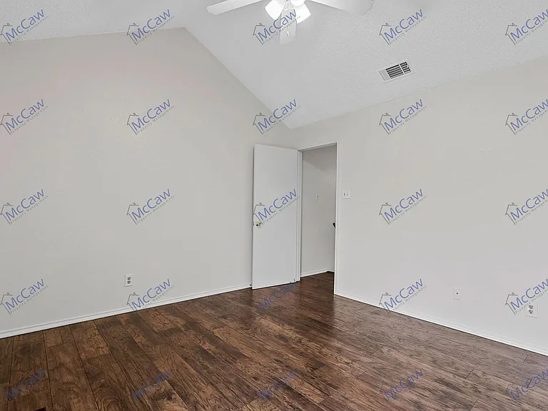800 Bluebonnet Dr #B — Photo 11
