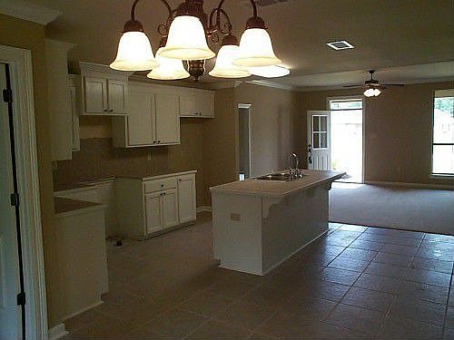 3rd image of 611 E Great Heaven Ave