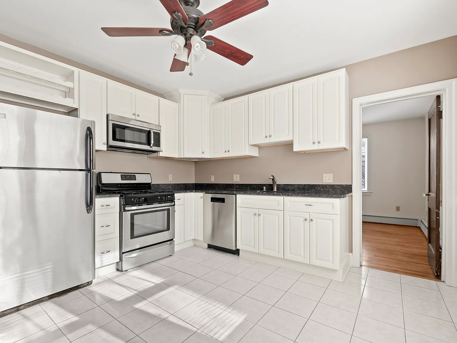 2 bed, 850 sqft, $2,050 — Photo 2