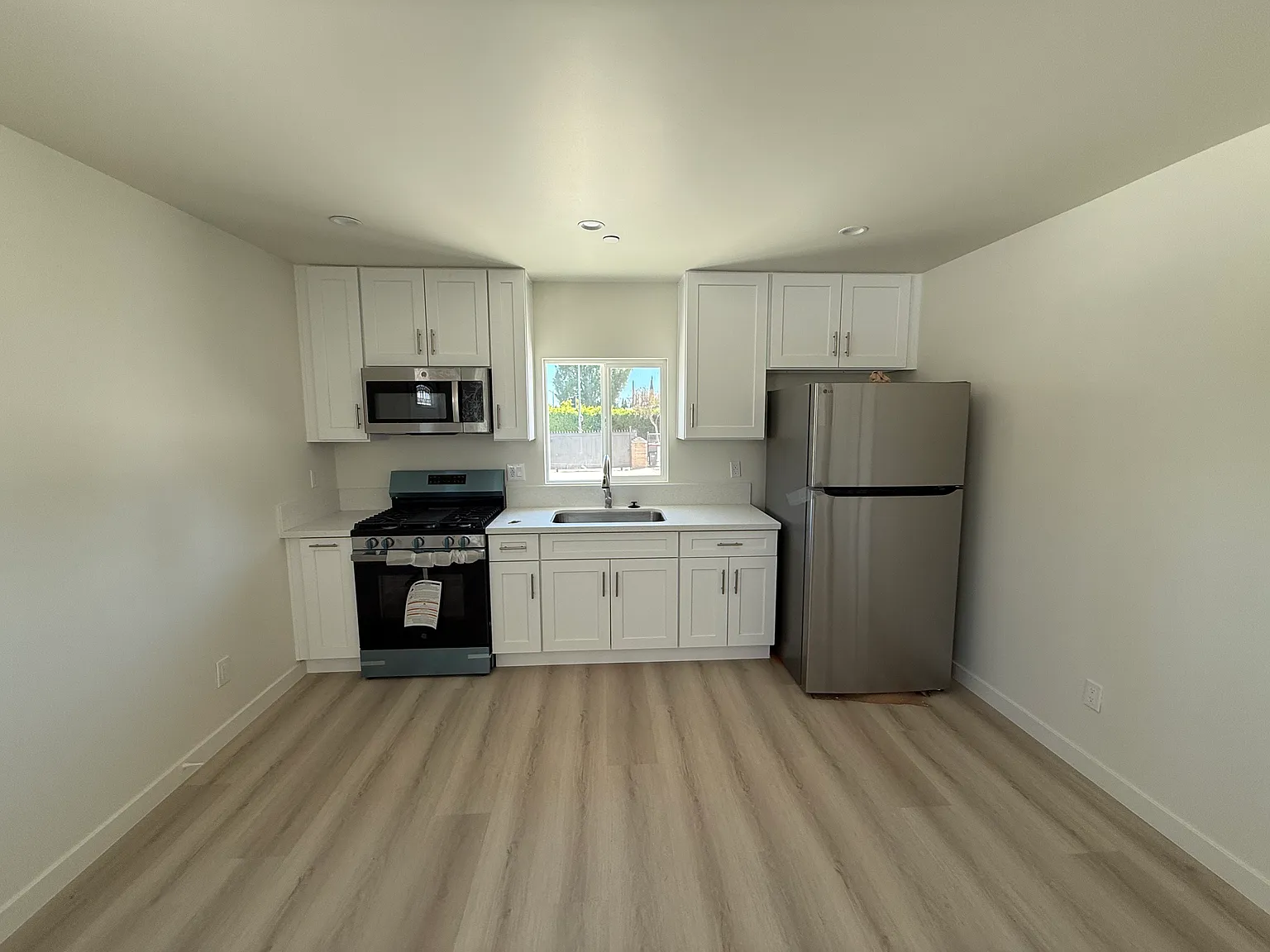 16801 San Fernando Mission Blvd — Photo 3