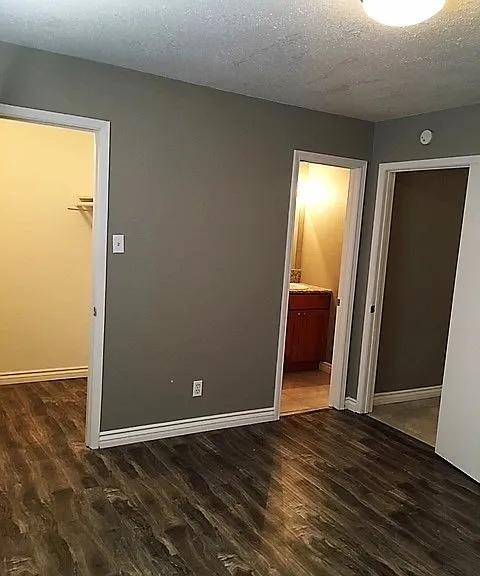 Western Oaks Apartments — Photo 5
