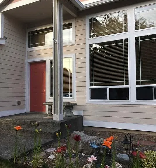 2508 Blaine Ave NE — Photo 2
