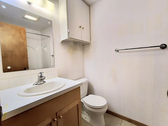 Bathroom with tub/shower