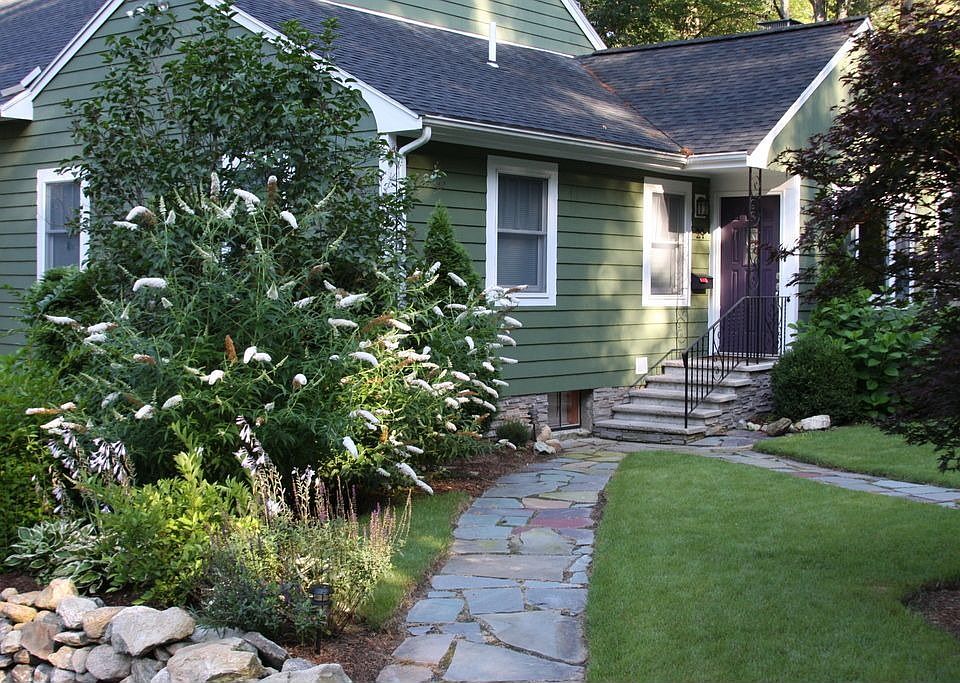 24 Sunset Rd front entrance/ walkway