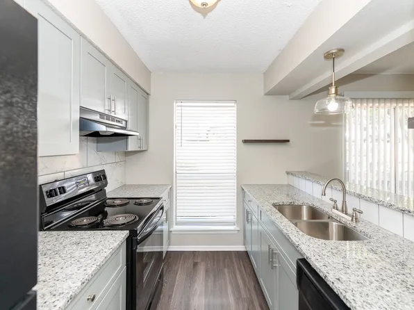 400 Rosewood apartments