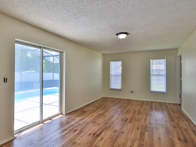 1404 Dexter Dr N — Photo 9