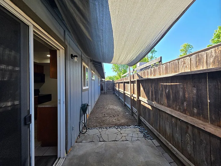 Gareth Ln - Triplex — Photo 25