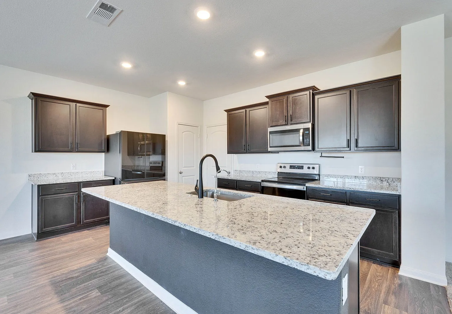 4 bed, 2.5 bath, 2212 sqft, $2,180 — Photo 3