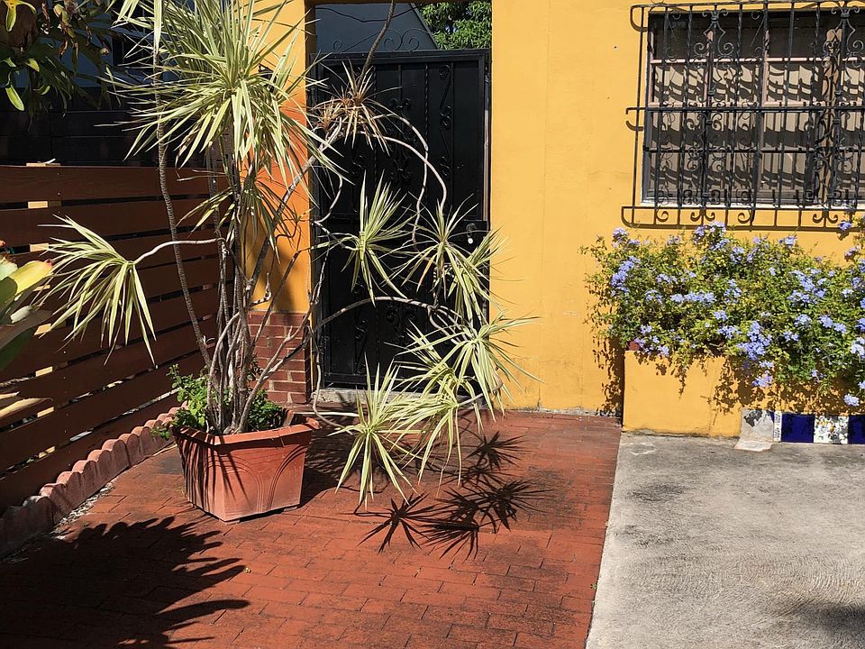 Private Entrance to the Studio on the side on the main house