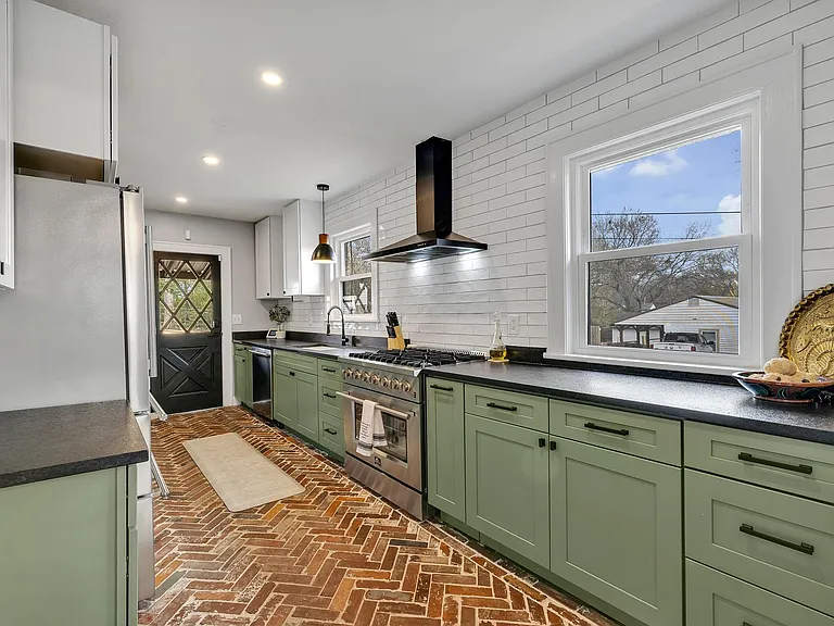 335 Dupont Ave — Photo 16