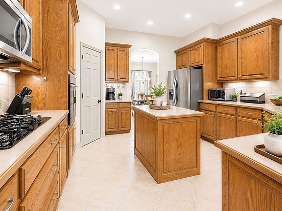 3rd image of 1908 Meadow Springs Dr