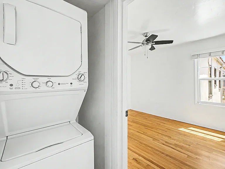 Las Palmas Apartments — Photo 16